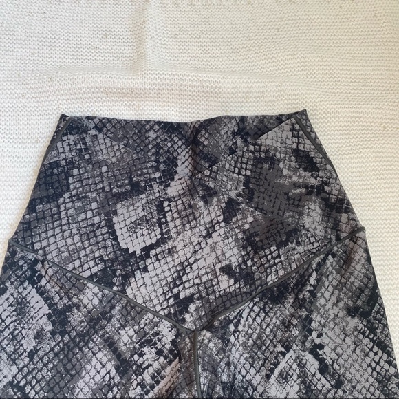 Aerie Offline Real Me Hi-Rise Cross Over Snake Leggings Size Small - Picture 2 of 5